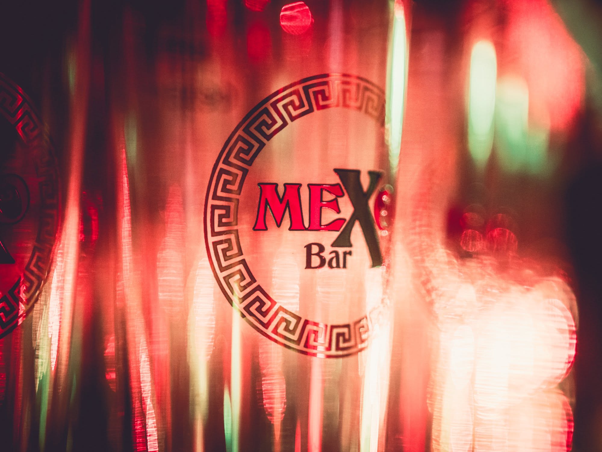 Besucher vor der Mexo Bar auf Crange