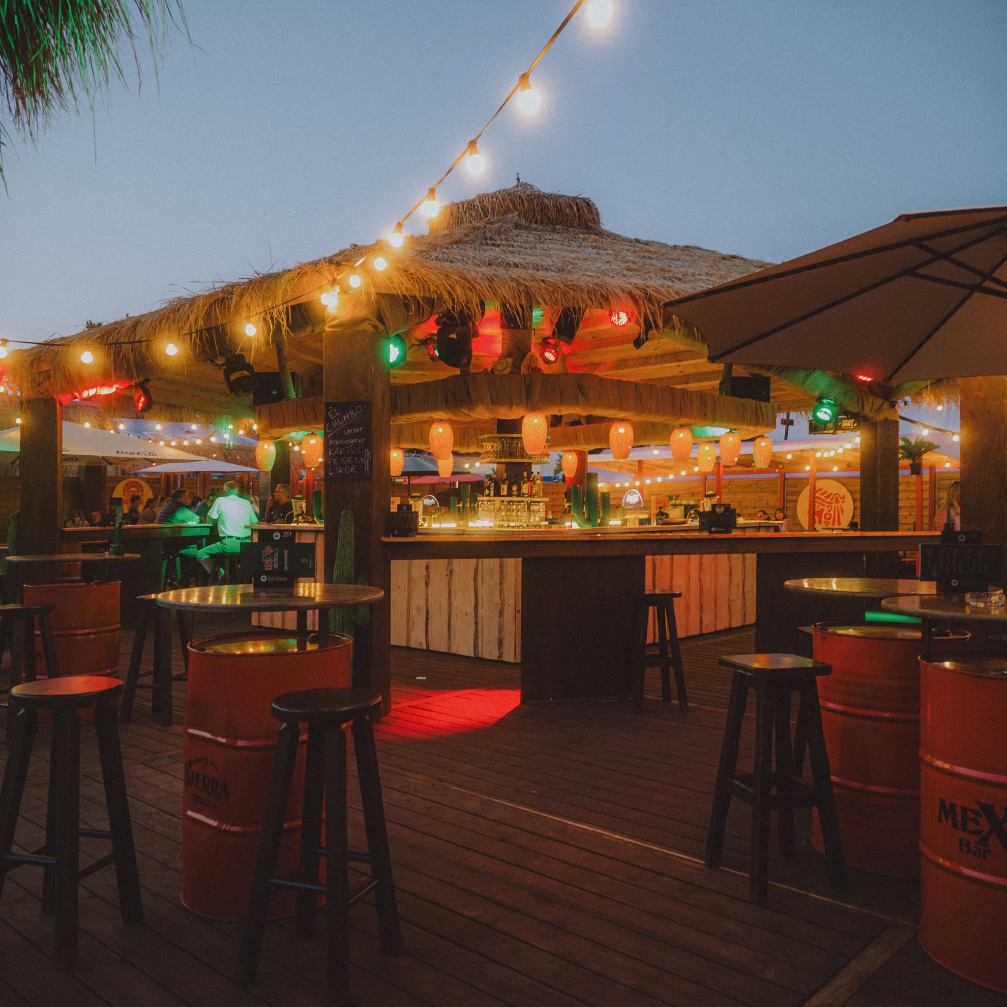 Abendstimmung im Innenbereich der Mexo Bar