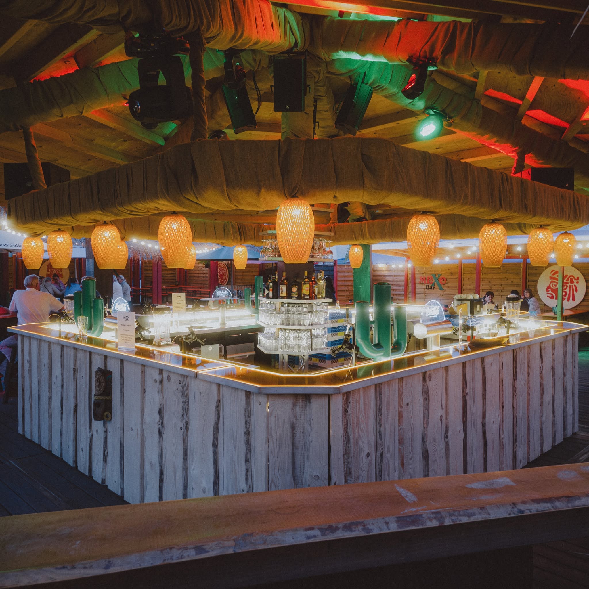 Die rundum zugängliche Haupttheke der MEXO-Bar mit mexikanischer Thematisierung und warm beleuchteten Hängelampen
